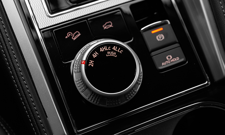 Desenvolvida para a última geração do Pajero Sport dentro dos laboratórios do Rali Dakar, o sistema Super Select II, com novo comando no console, possui diferencial central e oferece uma opção para cada tipo de terreno ou situação.