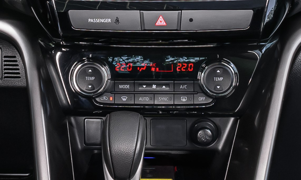 AR-CONDICIONADO AUTOMÁTICO